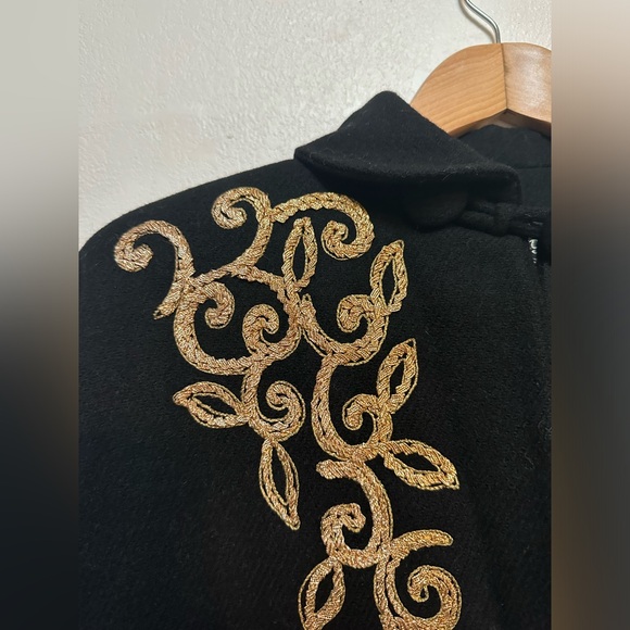 Vintage Made In USA Black Cape with Gold Embroidery and pockets - Picture 3 of 7